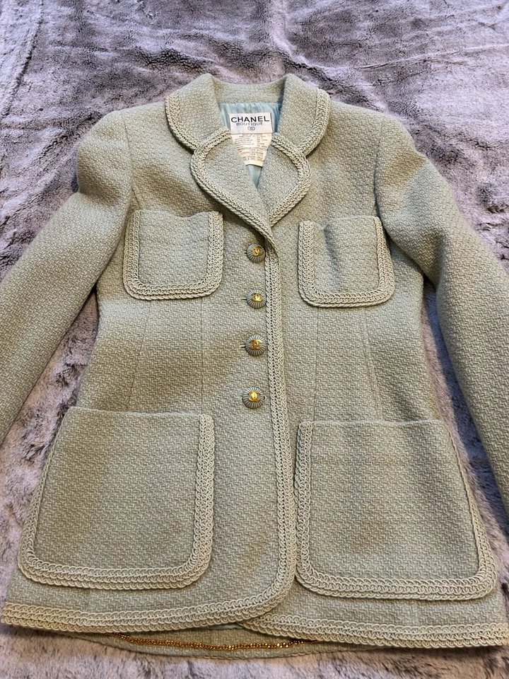 CHANEL BOUTIQUE BLAZER & SKIRT SET, COLLECTION 93C, 100% WOOL, SIZE 38 - Image 4 of 4