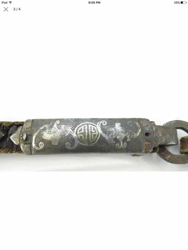 Trampa de caballos antigua con estribos de hierro. correas incrustadas en plata/oro talladas Foto 3 de 4