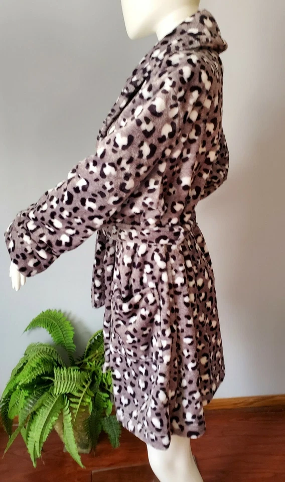 SONOMA~Medium ~Leopard Gray Goods For Life Wrap Faux Fur Plush Short Robe - Image 4 of 4