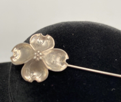 925 silver signed NYE 1.5 grams Flower Stick Pin - Women\'s Accessory NYE .925 STERLING SILVER VTG DOGWOOD FLOWERS STICK PIN VGC  main image 4