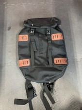 Mochila The North Face Etiqueta Marrón Negra con funda para portátil. Entrada lateral también