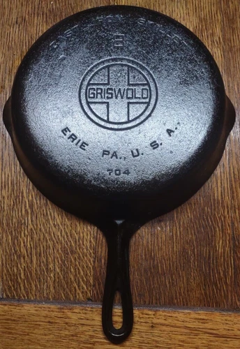 VERY NICE VINTAGE GRISWOLD MODEL 704 FULLY MARKED LARGE LOGO 8 CAST IRON SKILLET