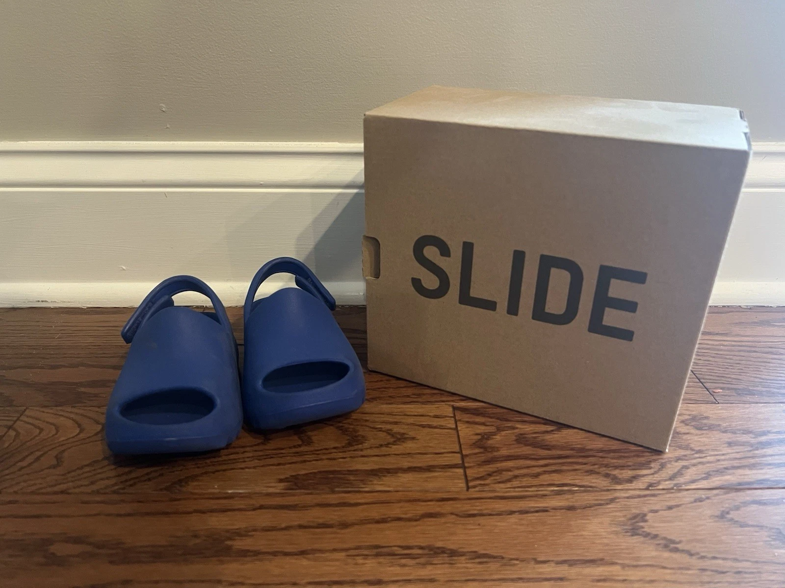 Scivoli Yeezy blu per neonati taglia 6K (usati)