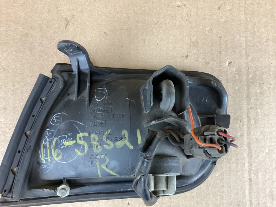 Оригинальный передний правый угловой указатель поворота для Nissan Maxima 1995-1996 годов выпуска - Изображение 4 из 4