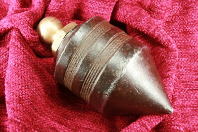 Bleikonstruktion unvollständig. Eisen. Plumb Bob unvollständige Konstruktion....