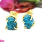 Aretes de neón natural apatita minimalista boho delicados con ajuste de punta para ella