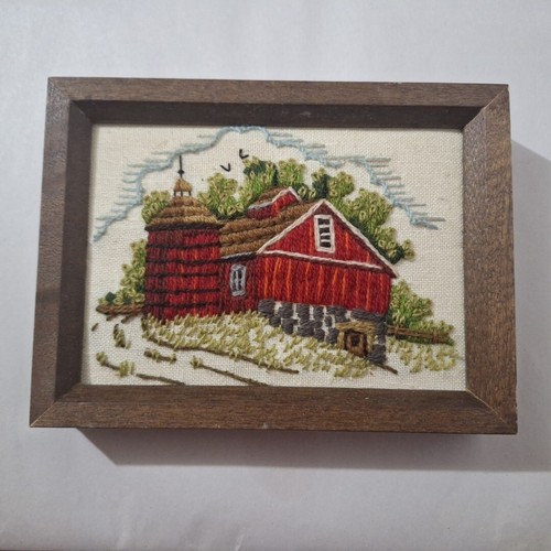 Crewel gerahmte Nadelspitze rote Scheune Lot. 4 insgesamt 8"×6" braune Holzrahmen - Bild 4 von 9