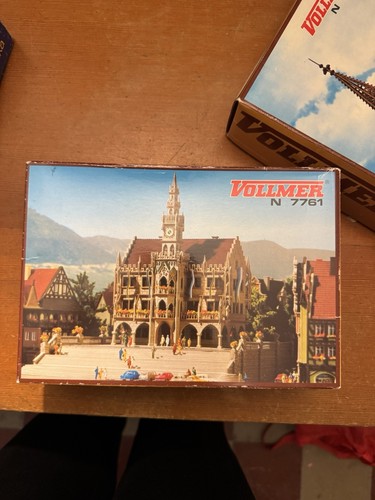 Vollmer 7761 N Scale City Hall Kit – Großstadt Rathaus – New in Box | Zustand: Nuevo