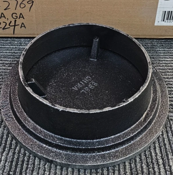 Caja de alcantarillado de hierro fundido Braxton Harris SB8 8" con tapa marcada de alcantarillado, negra Foto 2 de 4