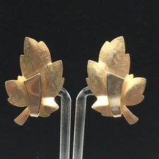 VTG Gold Tone Brushed Cross-Hatch Pattern Leaf Clip On Earrings 1.5"