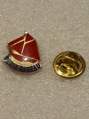 Pin's kleines Boot Bekleidungsmarke Segelboot rot P49