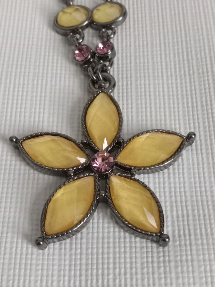 Collar Ashley colgante flor cristal sintético y estrás rosa y amarillo Park Lane Foto 3 de 4
