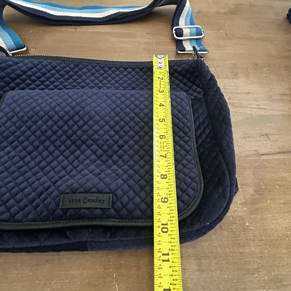 Bolsa tiracolo Vera Bradley azul marinho veludo couro sintético acabamento preto ótimo estado - Imagem 4 de 4