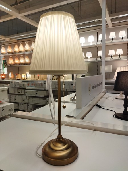 Lámpara de mesa IKEA ÅRSTID, latón/blanco 803.213.80