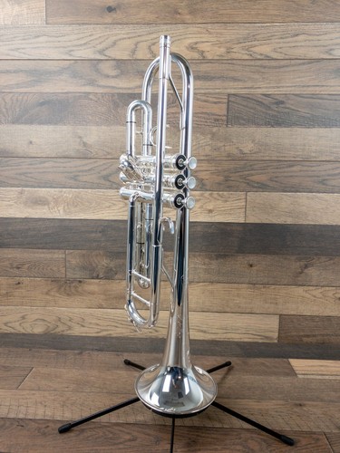 King 2055S Bb Trumpet Silver Flair Series Outfit with Case and Bach Mouthpiece - Picture 4 of 5