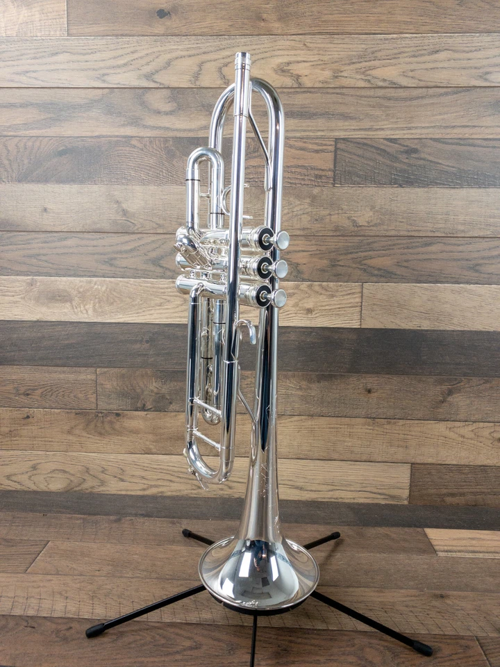 King 2055S Bb Trompeta Estilo Plateado Serie Conjunto con Estuche y Boquilla Bach Foto 4 de 4