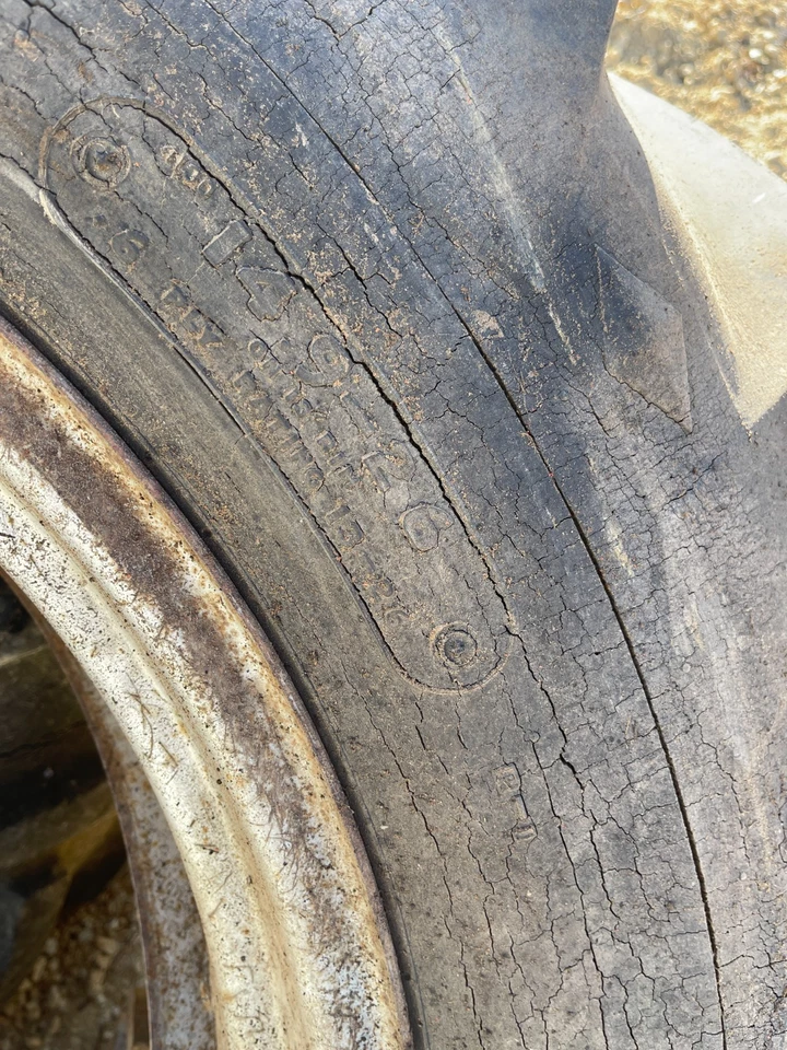 Neumáticos y llantas traseras Allis Chalmers AC D14 tractor 14,9-26 Foto 4 de 4