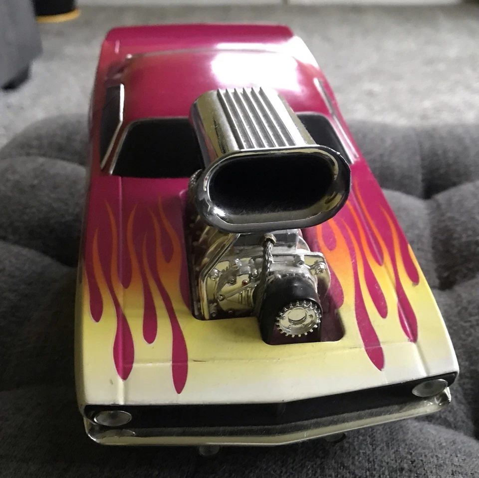 1970 Plymouth Cuda V-8 Pink Yellow Flames 2000 Muscle Machines Diecast 1:18 - Image 2 of 4