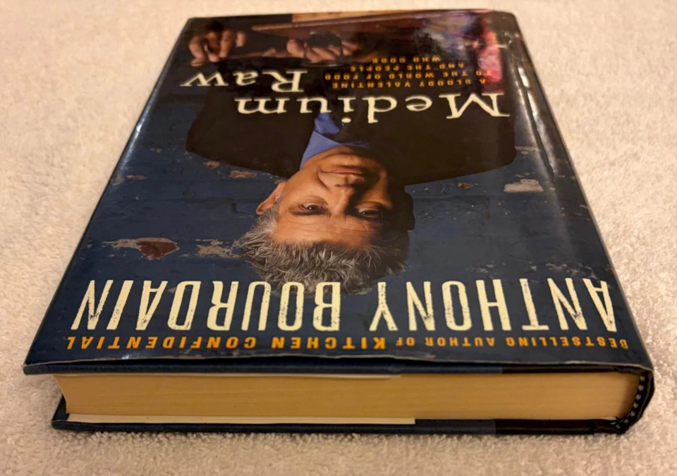 Signed by Anthony Bourdain HC/DJ 1st ~ Medium Raw : A Bloody Valentine to the .. Foto 3 de 4