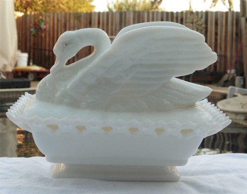 Vintage Milk Gass Swan on Nest Candy Covered Dish Westmoreland - Picture 6 of 10