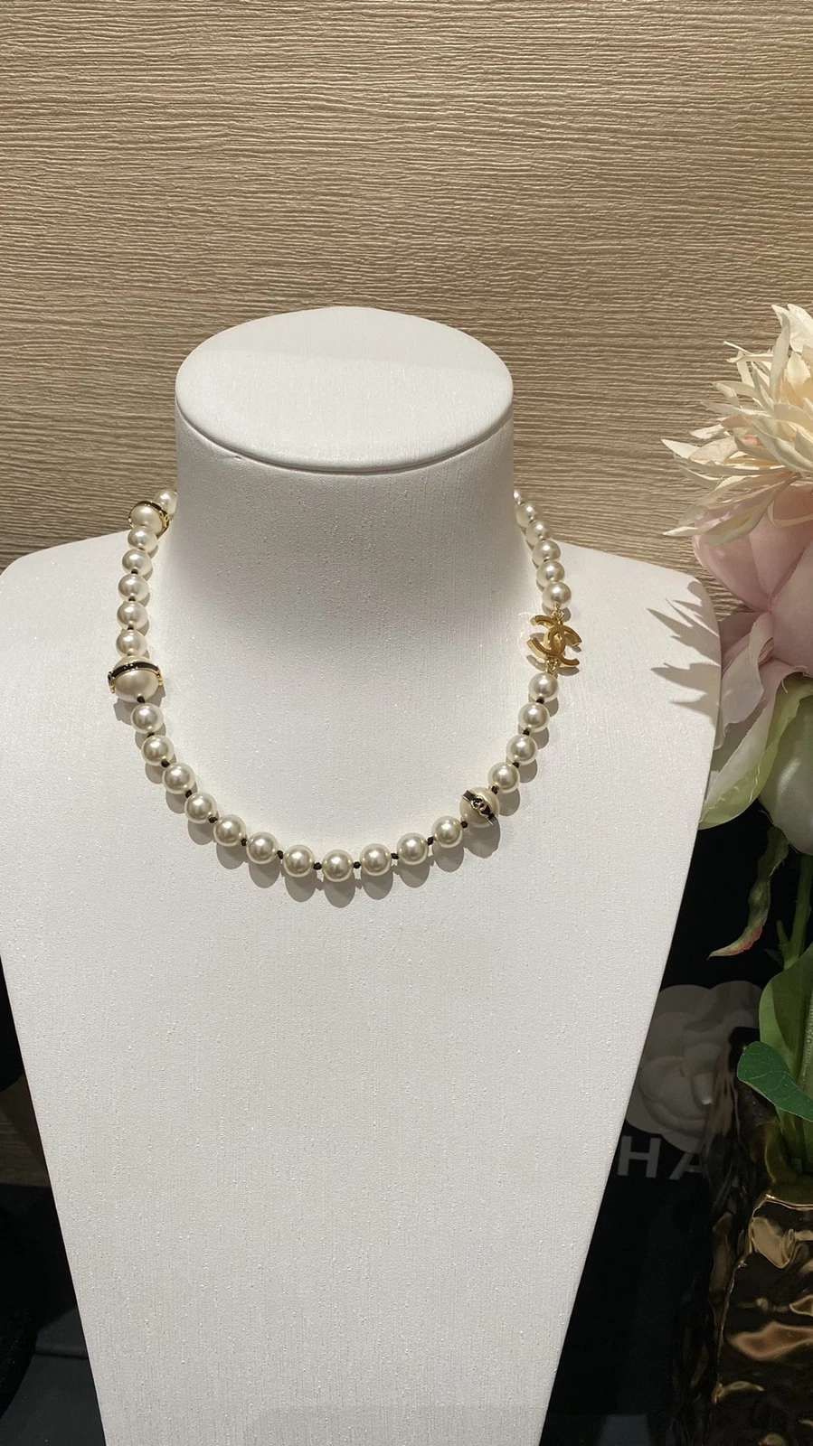 ?CHANEL Collana CCS corta oro smalto nero bianco e nero con perle 24C