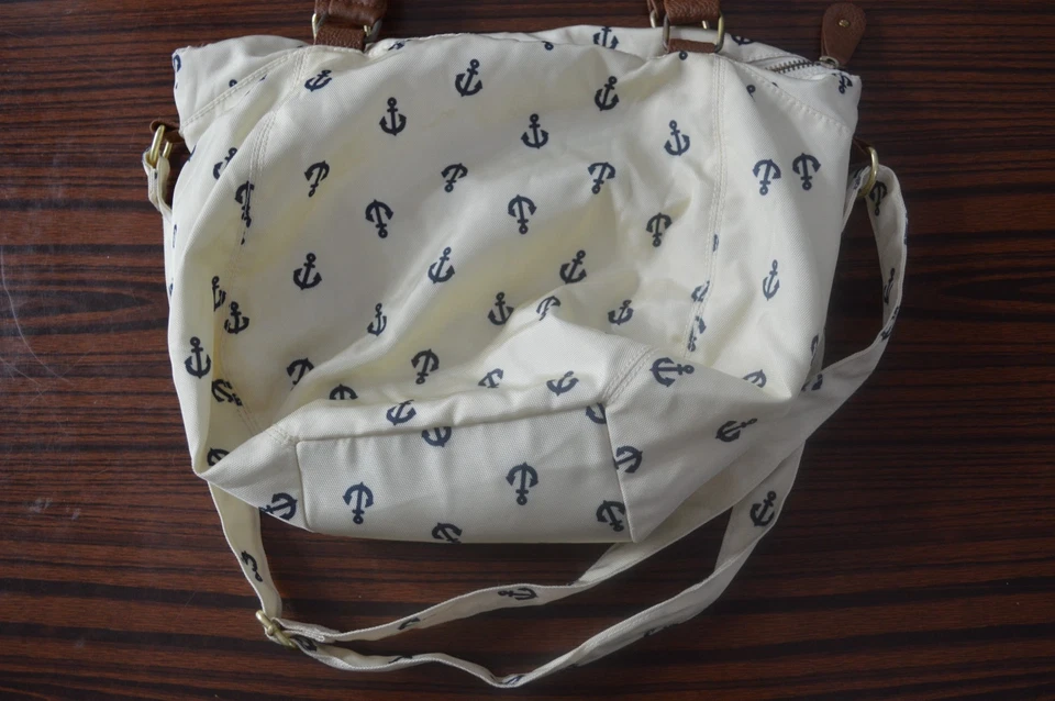 Bolso de hombro Old Navy blanco con estampado de ancla azul marino y asas marrones Foto 2 de 4