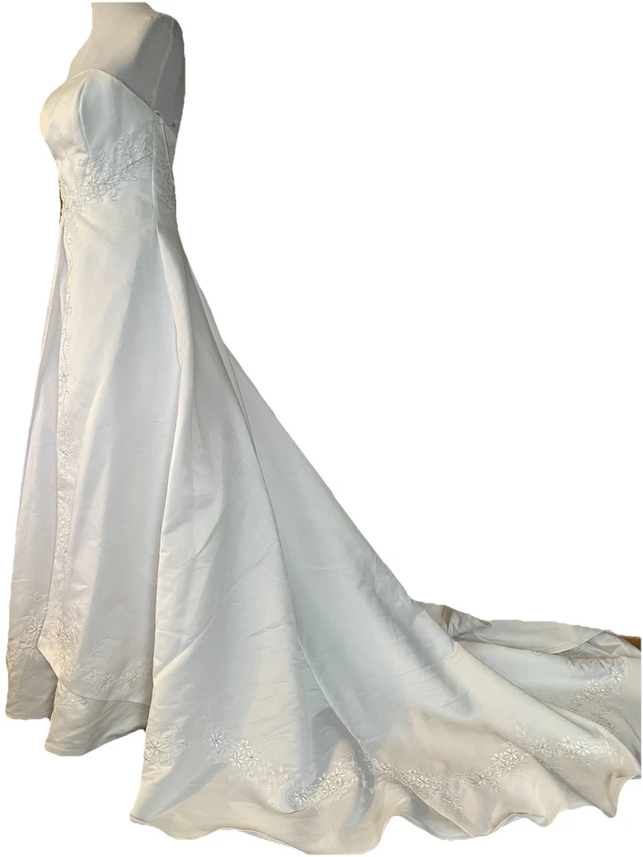 White Wedding Gown Floral Embroidery 10 Tiny Beads Layered Strapless 31” Train - Image 4 of 4