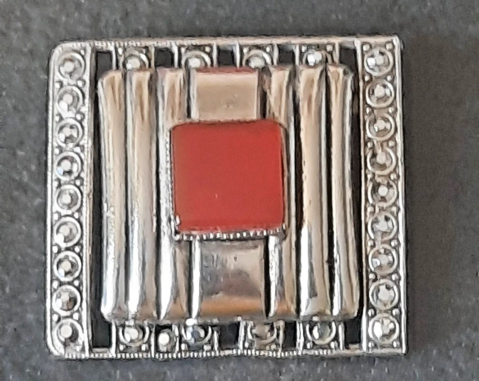 BROCHE EN METAL, PIERRE CORNALINE ET STRASS ANCIENNE - Photo 2/4