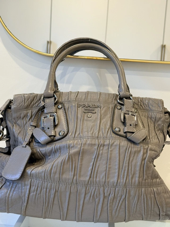 Sac À Main PRADA Nappa Gaufre Cuir Plissé Gris Argilla - Certifié ENTRUPY - Photo 1/4