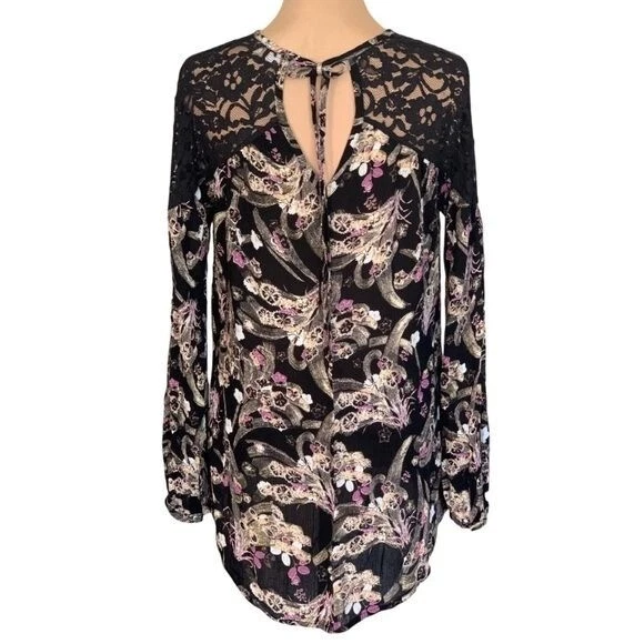Blusa floral escura tamanho L preta manga longa renda buraco na fechadura capricho boho