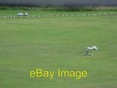 Foto 6x4 Verlassene Stühle auf Yeadon Cricket Ground c2006