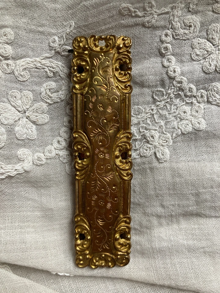 Ancienne boucle de ceinture ou cape en pomponne doré, motif floral XIX - Photo 4/4