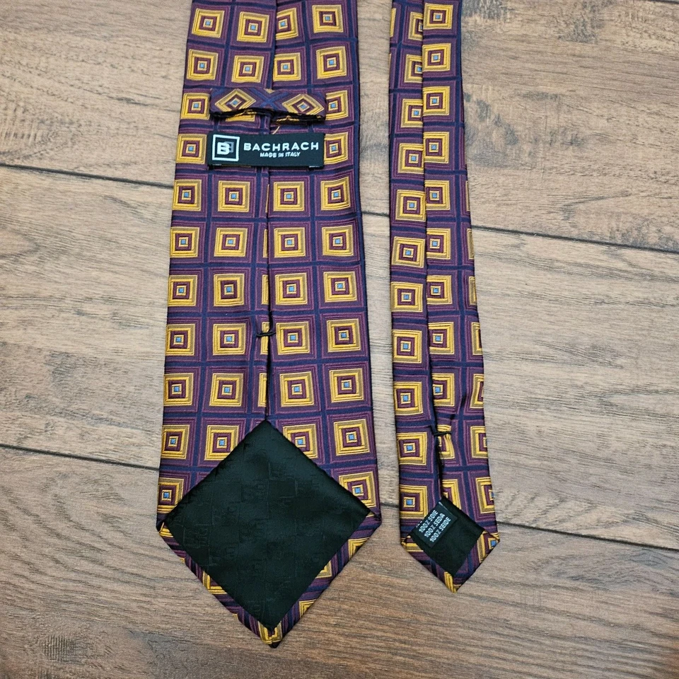 Corbata de seda para hombre Bachrach 58" X 4" púrpura dorado geométrico, hecha en Italia Foto 3 de 4