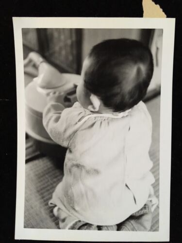 #1762 Japanese Vintage Photo 1940s / baby sitting and playing - Picture 1 of 4