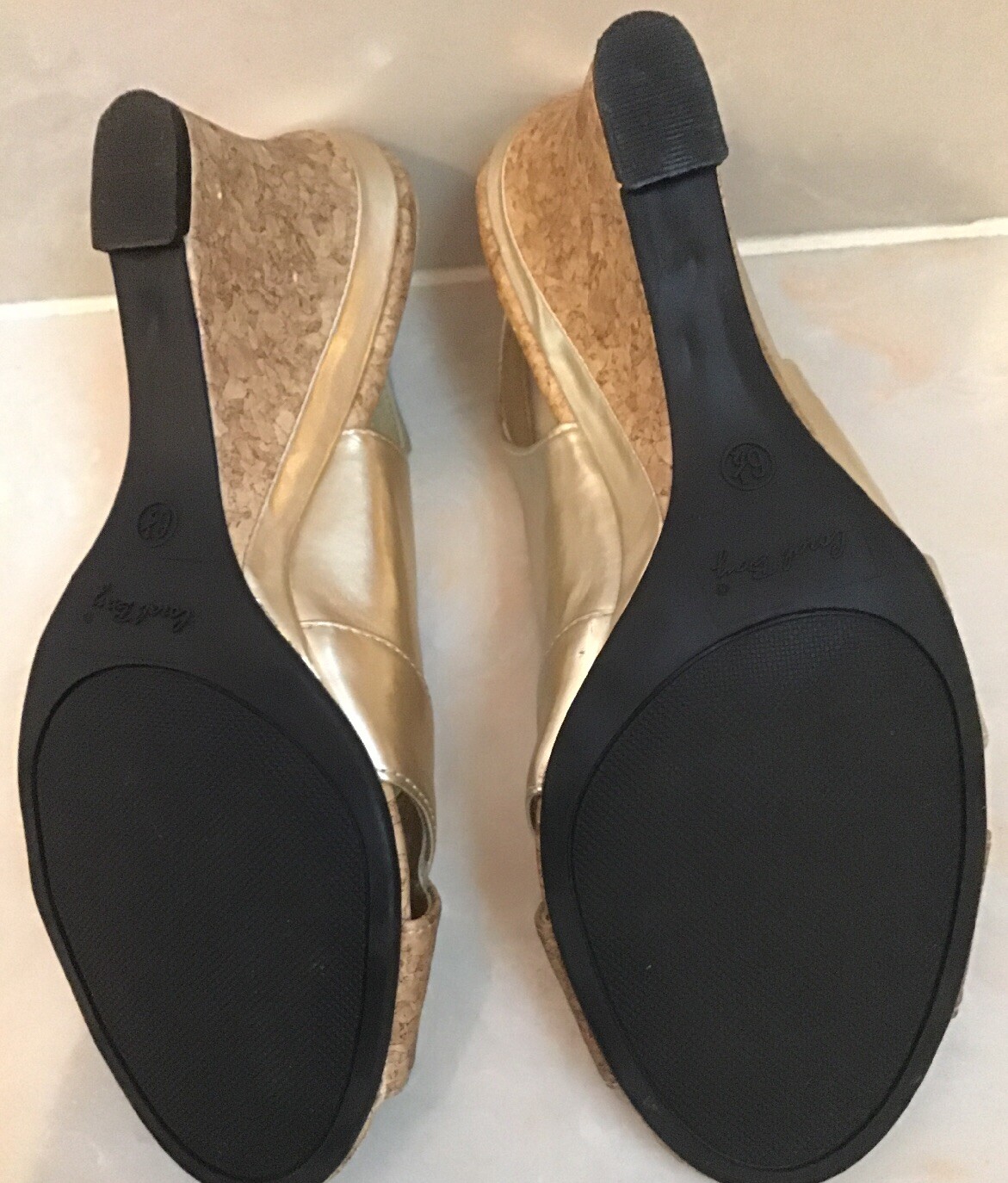 PANTOFOLA D’ORO Sandali abito da donna Coral Bay Lola taglia 6 1 2 oro finto zeppe sughero slip on.