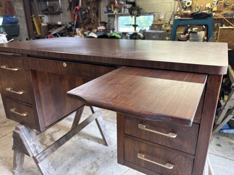 Alma Desk Company 1979 ¡Escritorio moderno de mediados de siglo! ¡Nogal oscuro! Medición 60x25x30 Foto 4 de 4