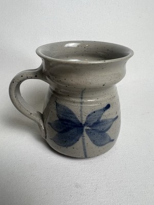 Vintage Studiokeramik Becher Tasse grau gesprenkelt blaues Blatt Handarbeit Steinzeug