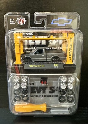 M2 Machines Model Kit 1995 Chevrolet S10 R85 26-02 W/ Car Lift 1