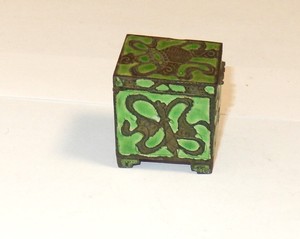 OLD CHINESE CLOISONNE REPOUSSE GREEN ENAMEL STAMP JAR BOX