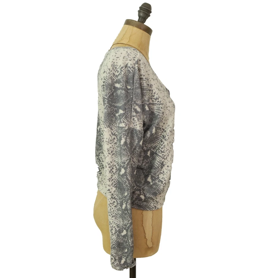 Suéter pulôver Wildfox Daphne gola V estampa píton cinza novo com etiquetas B74 - Imagem 4 de 4