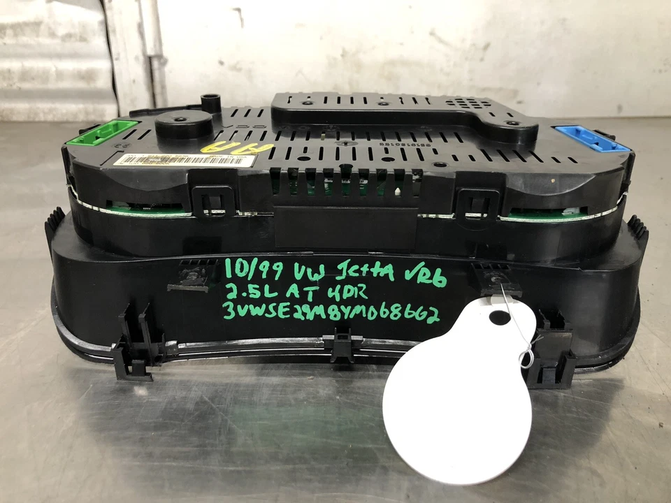 Volkswagen Jetta Golf 2000 2,8 A/T cuadro de instrumentos velocímetro Foto 3 de 4