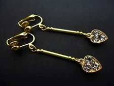 A PAIR OF GOLD COLOUR DANGLY CRYSTAL HEART CLIP ON EARRINGS. NEW.