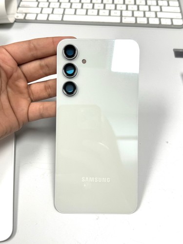Sostituzione cover vetro posteriore Samsung Galaxy S23 FE con obiettivo fotocamera - Foto 15 di 15