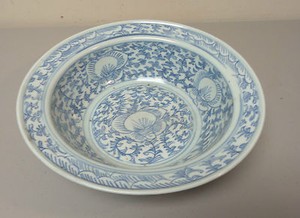 ANTIQUE CHINESE POTTERY BLUE & WHITE CENTERPIECE BOWL, QING DYNASTY