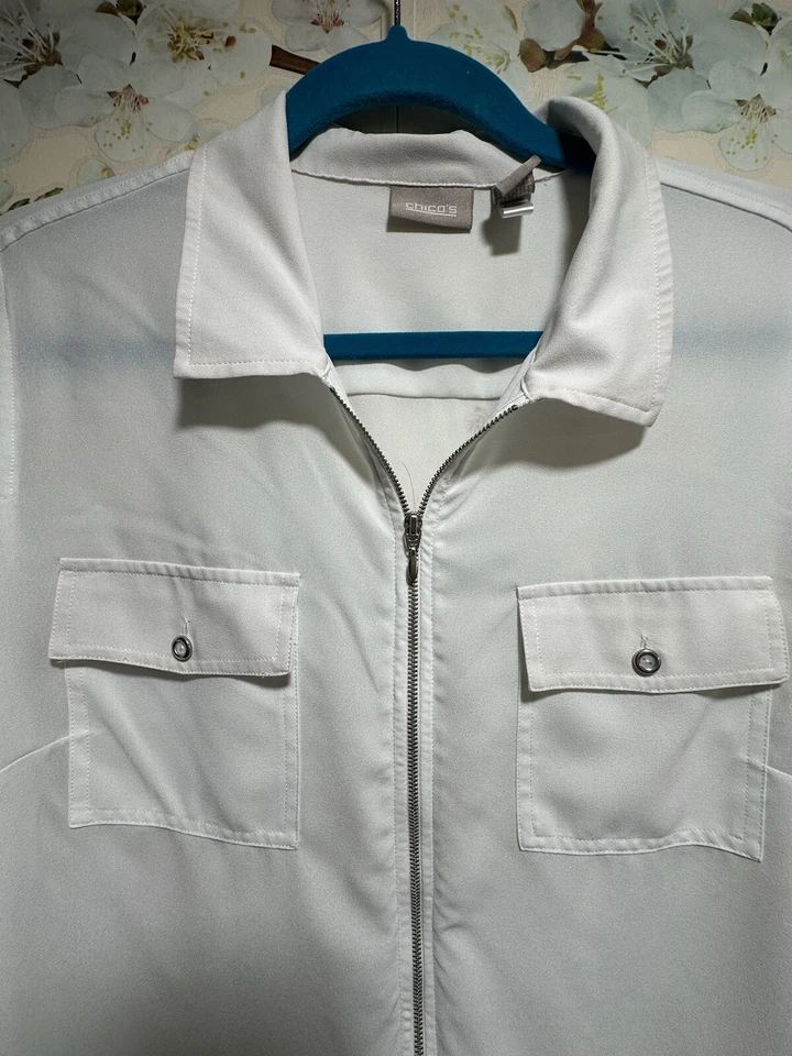 Chaqueta Chico’s Blanca Cremallera Completa Ligera Mangas con Pestañas Enrollables Usada en Excelente Condición Foto 2 de 4