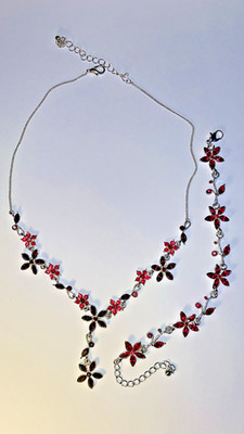 Neues, wunderschönes Schmuck-Set mit granatfarbenen Steinen (Kette + Armband).
