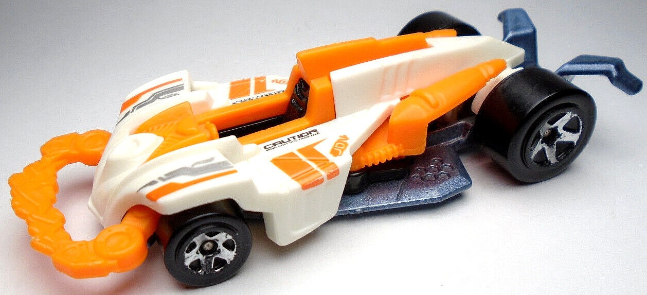 2014 HOT WHEELS WATTZUP HW CITY WHITE & ORANGE 1:64 DIECAST 3 1/4" CAR WITH BLUE