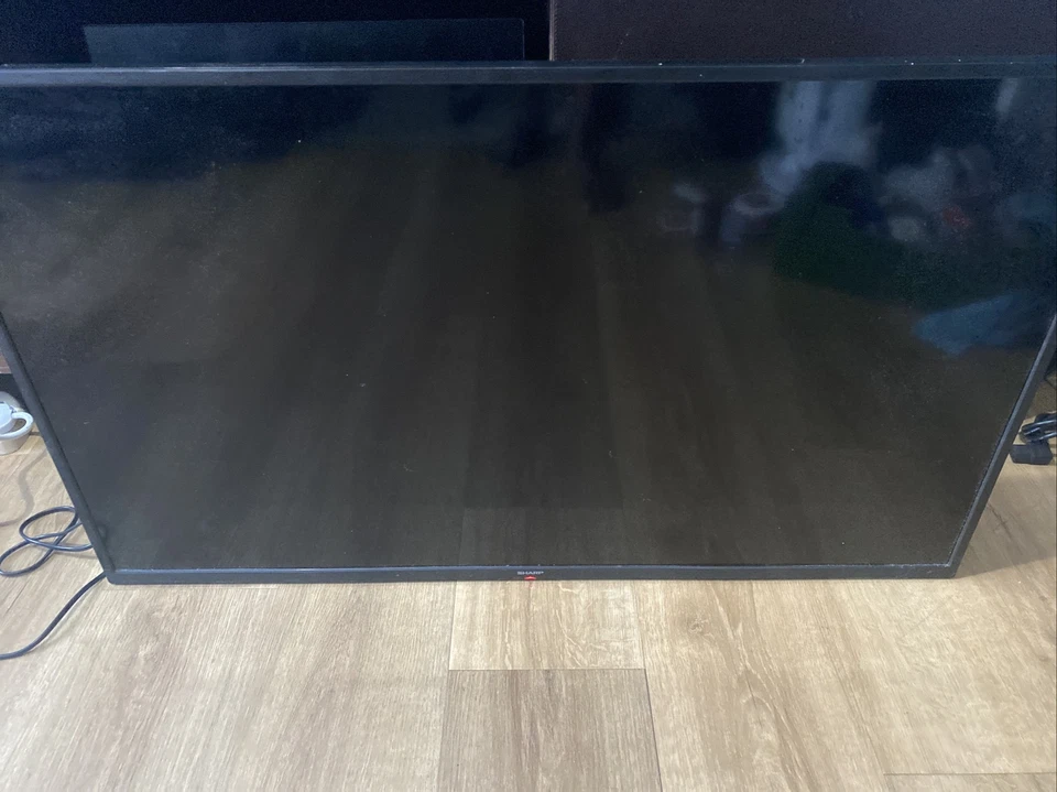 Sharp 2T-C40BG2KE1FB 40BG2KE 40" Smart HD LED TV *Smashed Screen* - Image 2 of 4