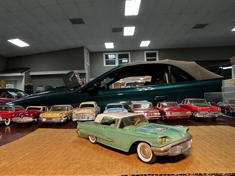 Vintage AMT 1959 Ford Thunderbird Dealer Promo Model Car 1:25 Scale W/ Case - Image 4 of 4