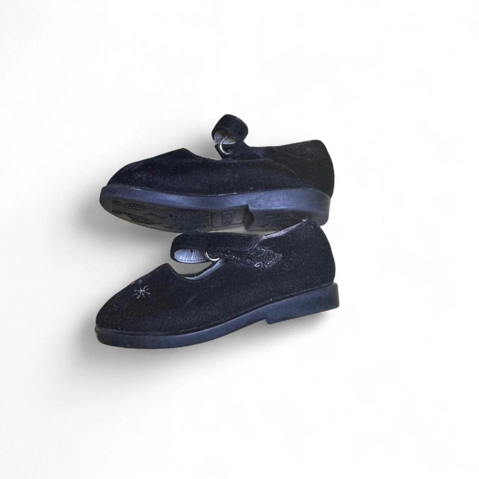 Sapatos Mary Jane de veludo preto Osh Kosh com detalhe de flor tamanho 2 - Imagem 4 de 4